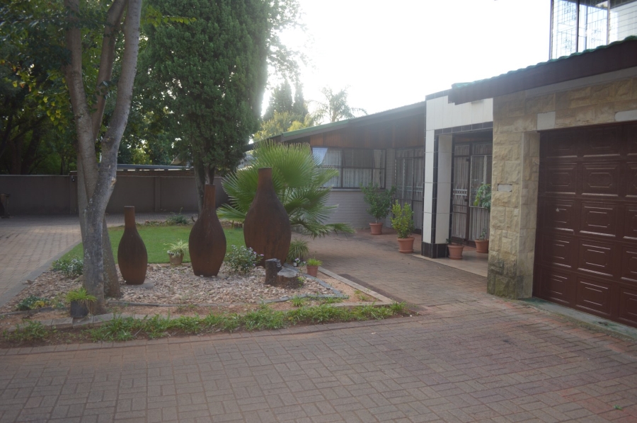 5 Bedroom Property for Sale in Wilkoppies North West